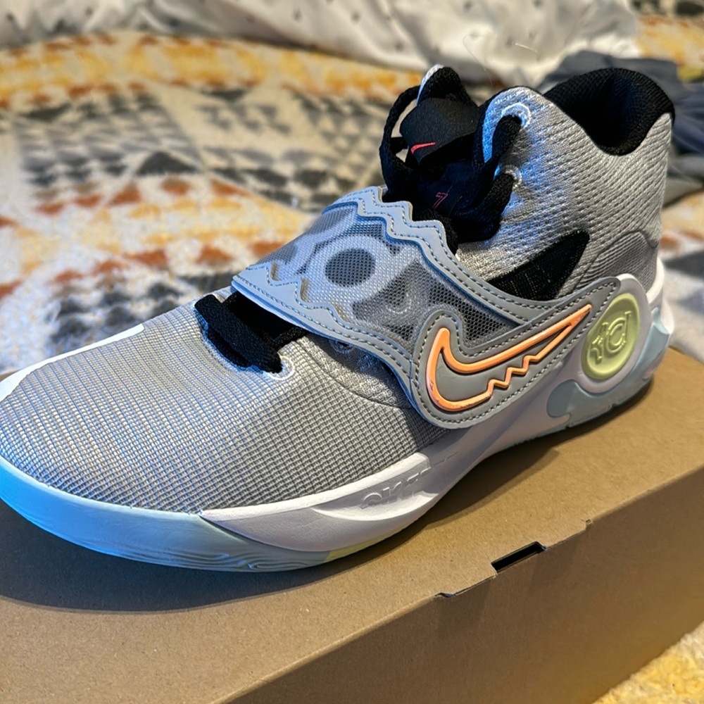 Nike air zoom Sniper. Basketball shoes.